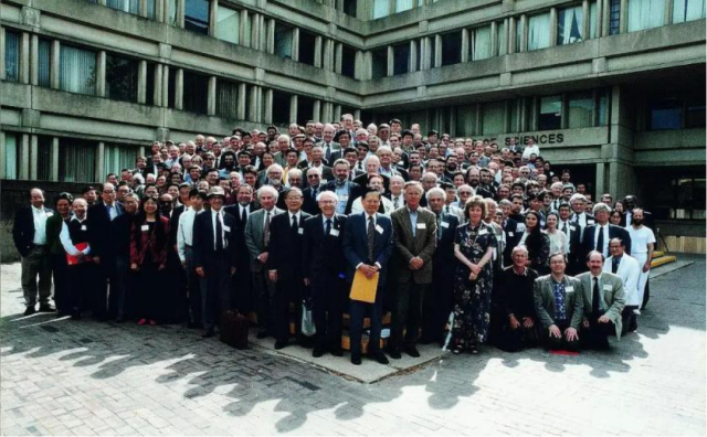 1999年5月，在纽约州立大学石溪分校石溪理论物理研究所为杨振宁举行盛大的退休仪式。 资料图
