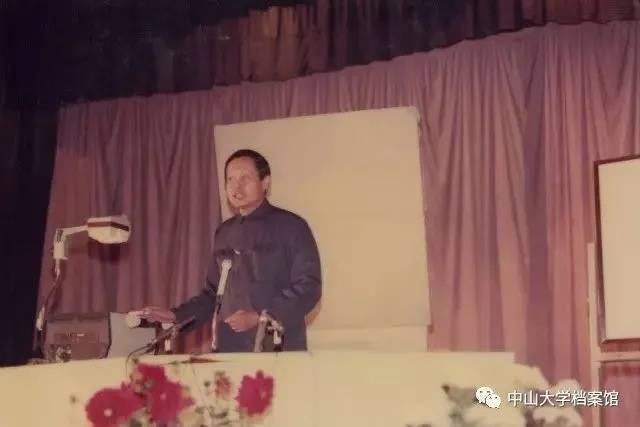 杨振宁教授到中山大学授课。 图片来源：中山大学档案馆