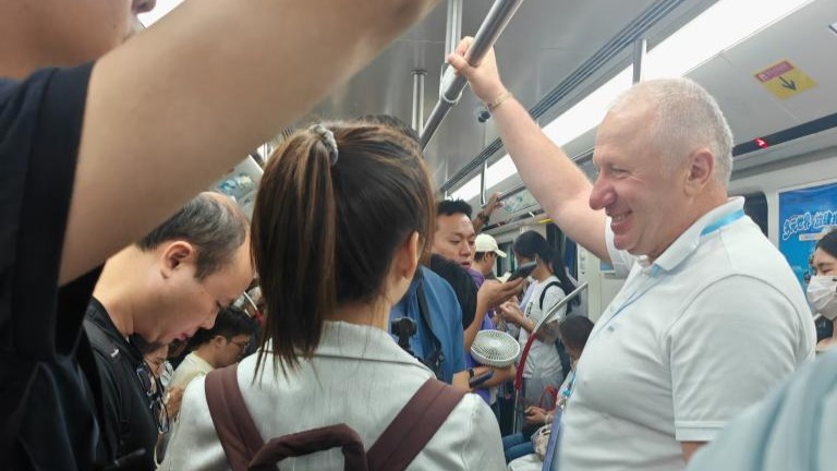 为啥这么多外国人挤在广州这条地铁上？