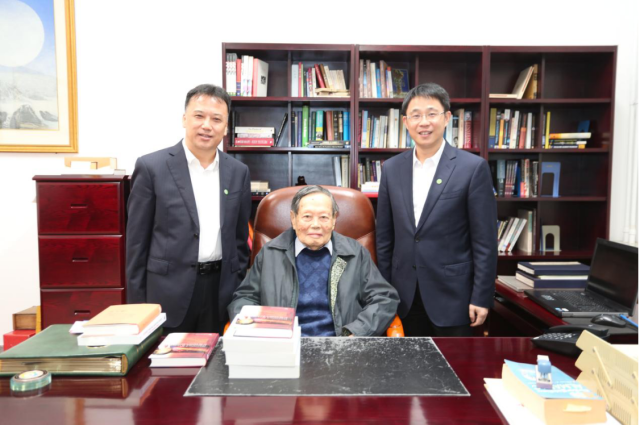 2019年11月，杨振宁在清华大学会见东莞理工学院校领导。 图片来源：东莞理工学院