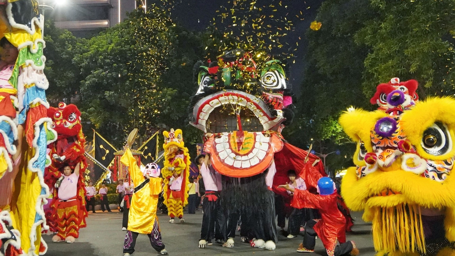 Foreign faces join 600-year-old Qiuse Parade | Meet Foshan ②