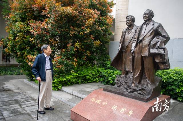 2017年4月22日，杨振宁参加东莞理工学院建校25周年活动。