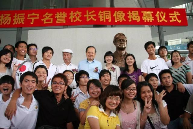 2009年5月，杨振宁与学生在铜像前合影。 图片来源：东莞理工学院