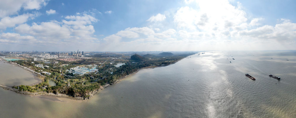 2020年11月13日拍摄的江苏省南通市五山及沿江地区景色（无人机全景照片）。新华社记者 季春鹏 摄