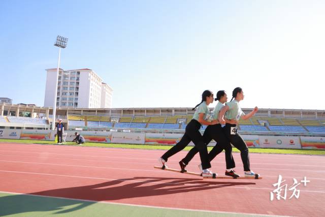 广东代表团运动员韦文笔（右一）、刘星宇（右二）、乔鲜琴（右三）参加板鞋竞速女子100米决赛，获得三等奖。