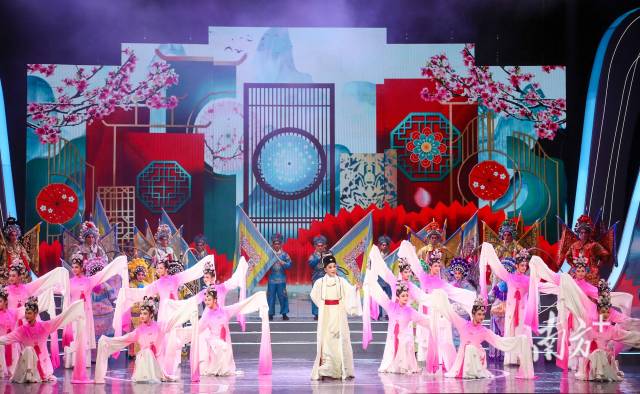 “潮涌大湾”晚会在广东省友谊剧院上演，为第三届粤港澳大湾区文化艺术节拉开序幕。