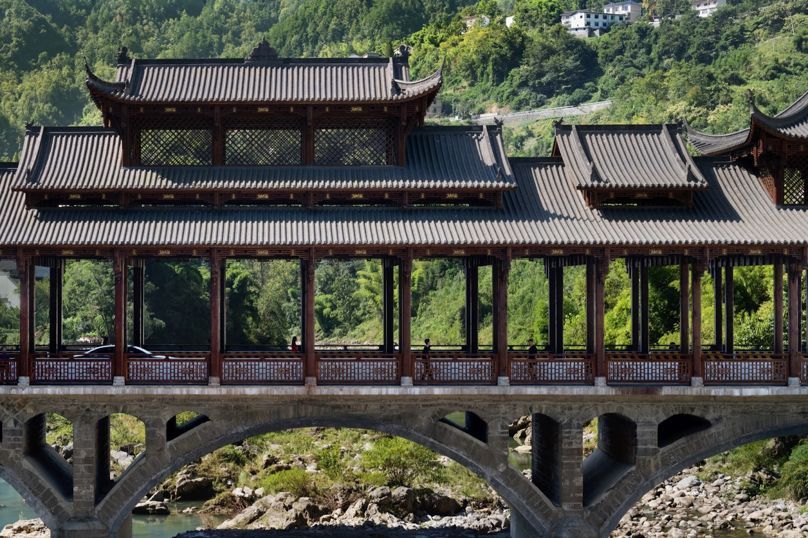 飞悦风雨桥引来众多游人驻足纳凉，拍照打卡，成为乡村靓丽风景线。