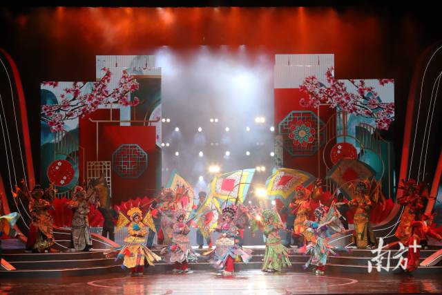 “潮涌大湾”晚会在广东省友谊剧院上演。