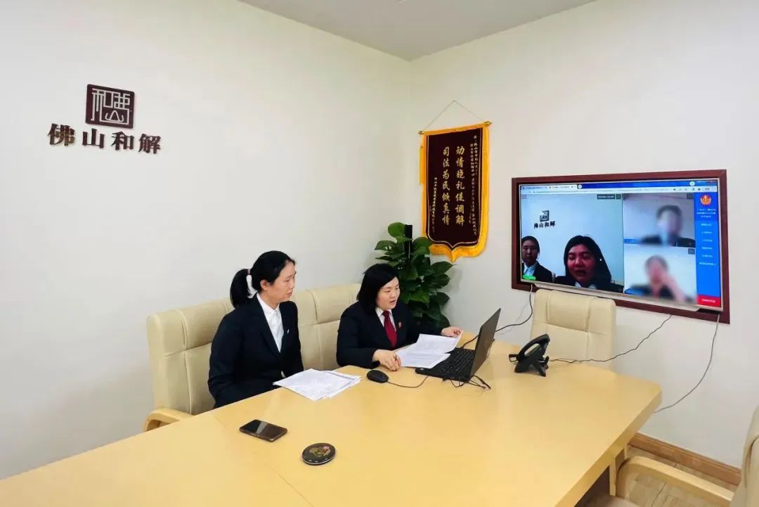 法官在诉前和解中心调解纠纷。