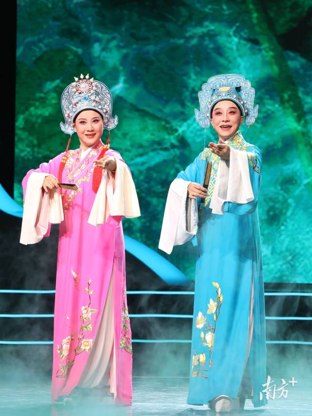 林健梅和黄宝琪表演潮剧《梁山伯与祝英台》选段3。