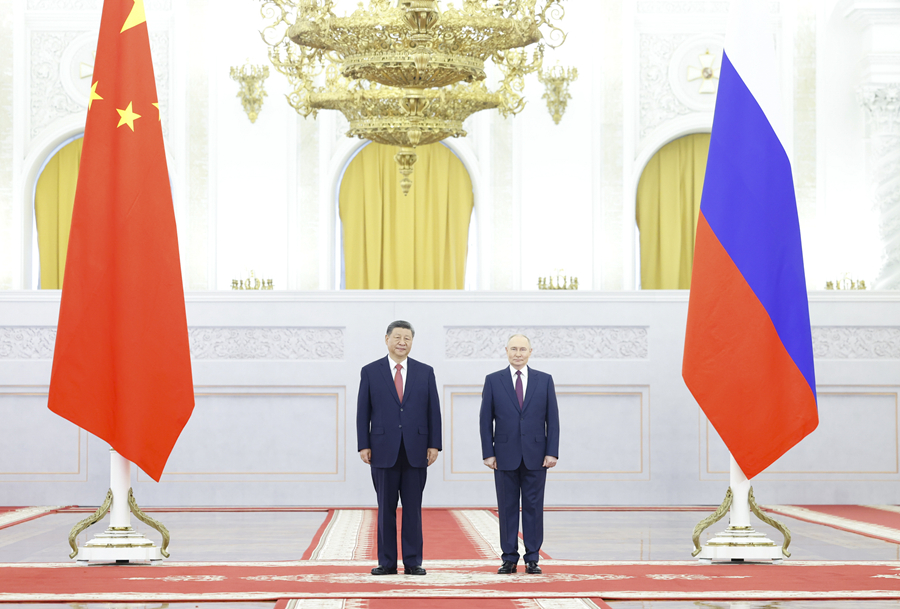 　　当地时间5月8日上午，俄罗斯总统普京同中国国家主席习近平在莫斯科克里姆林宫举行会谈。这是普京在乔治大厅为习近平举行隆重欢迎仪式。新华社记者 黄敬文 摄