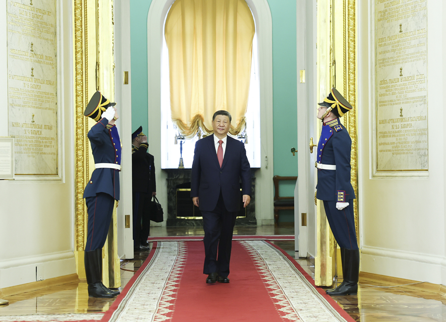 　　当地时间5月8日上午，俄罗斯总统普京同中国国家主席习近平在莫斯科克里姆林宫举行会谈。在庄严的迎宾曲中，习近平和普京分别从乔治大厅两侧沿红地毯健步走到大厅中央。新华社记者 黄敬文 摄