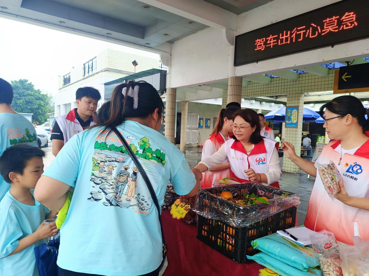 五一期间，“驿行小红帽”志愿者化身“带货达人”，推介当地特色农产品。（摄影：彭秀英）
