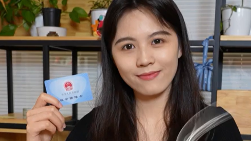 指尖轻点零跑动，足不出户申领社保卡