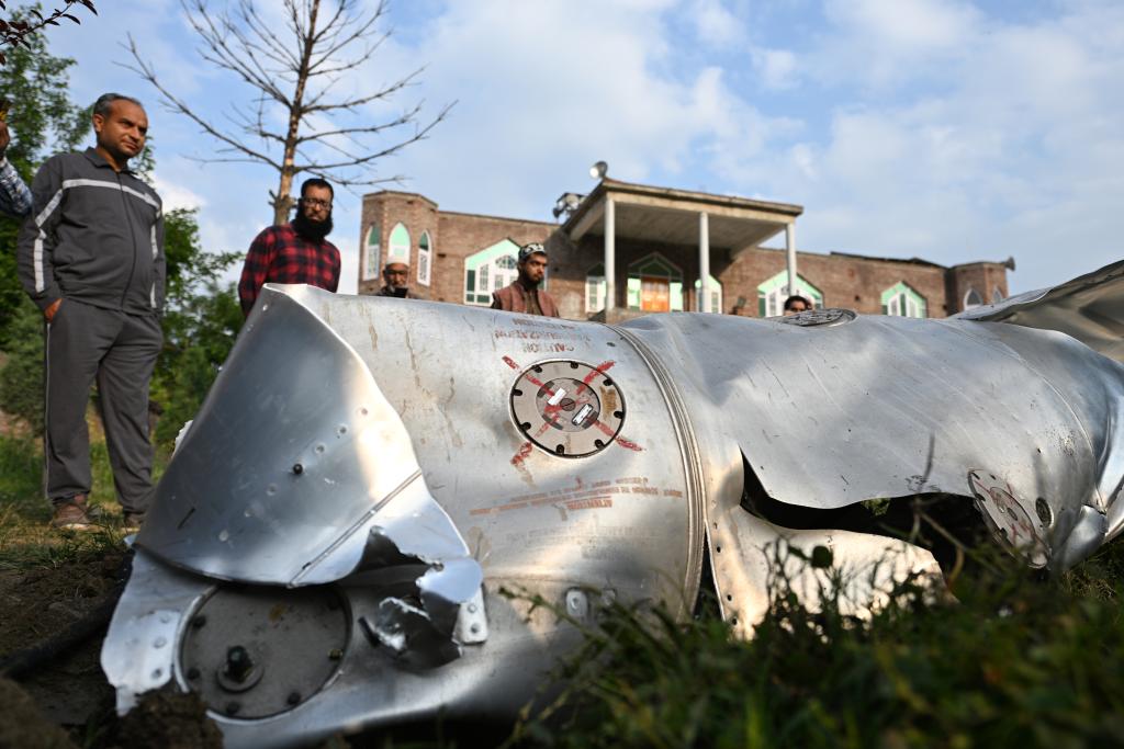 这是2025年5月7日在印控克什米尔首府斯利那加附近的普尔瓦马地区拍摄的飞机残骸。印度媒体报道，至少3架印军战机7日在印控克什米尔地区坠毁。新华社发（贾韦德·达尔摄）