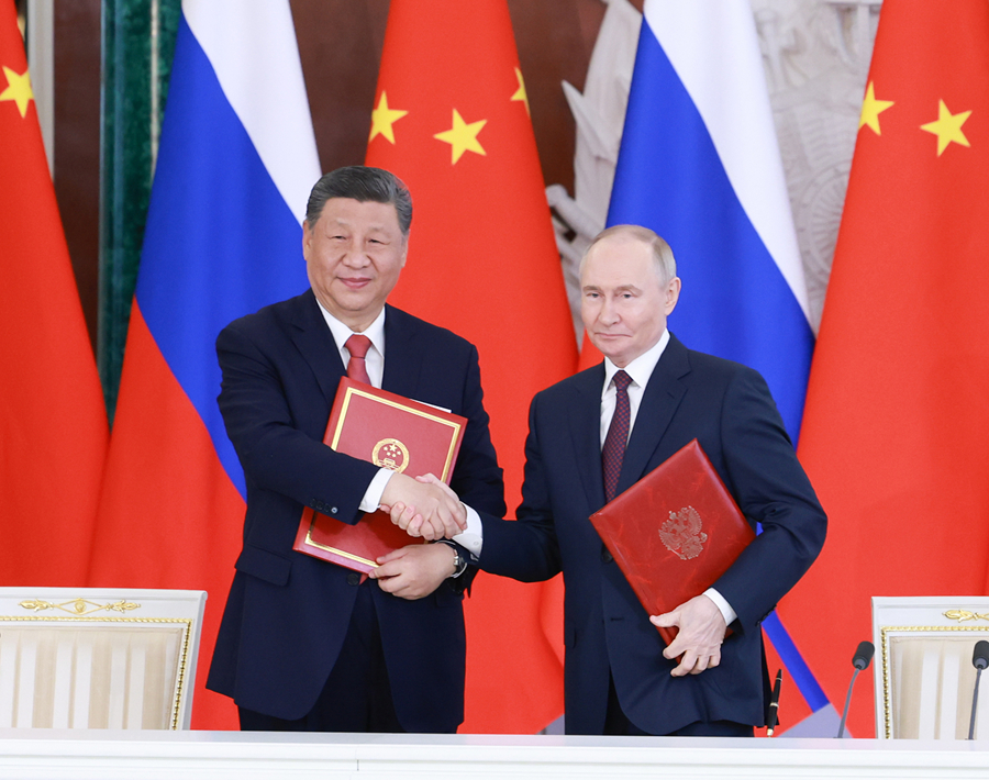 　　当地时间5月8日上午，俄罗斯总统普京同中国国家主席习近平在莫斯科克里姆林宫举行会谈。会谈后，两国元首共同签署《中华人民共和国和俄罗斯联邦在纪念中国人民抗日战争、苏联伟大卫国战争胜利和联合国成立80周年之际关于进一步深化中俄新时代全面战略协作伙伴关系的联合声明》。新华社记者 王晔 摄