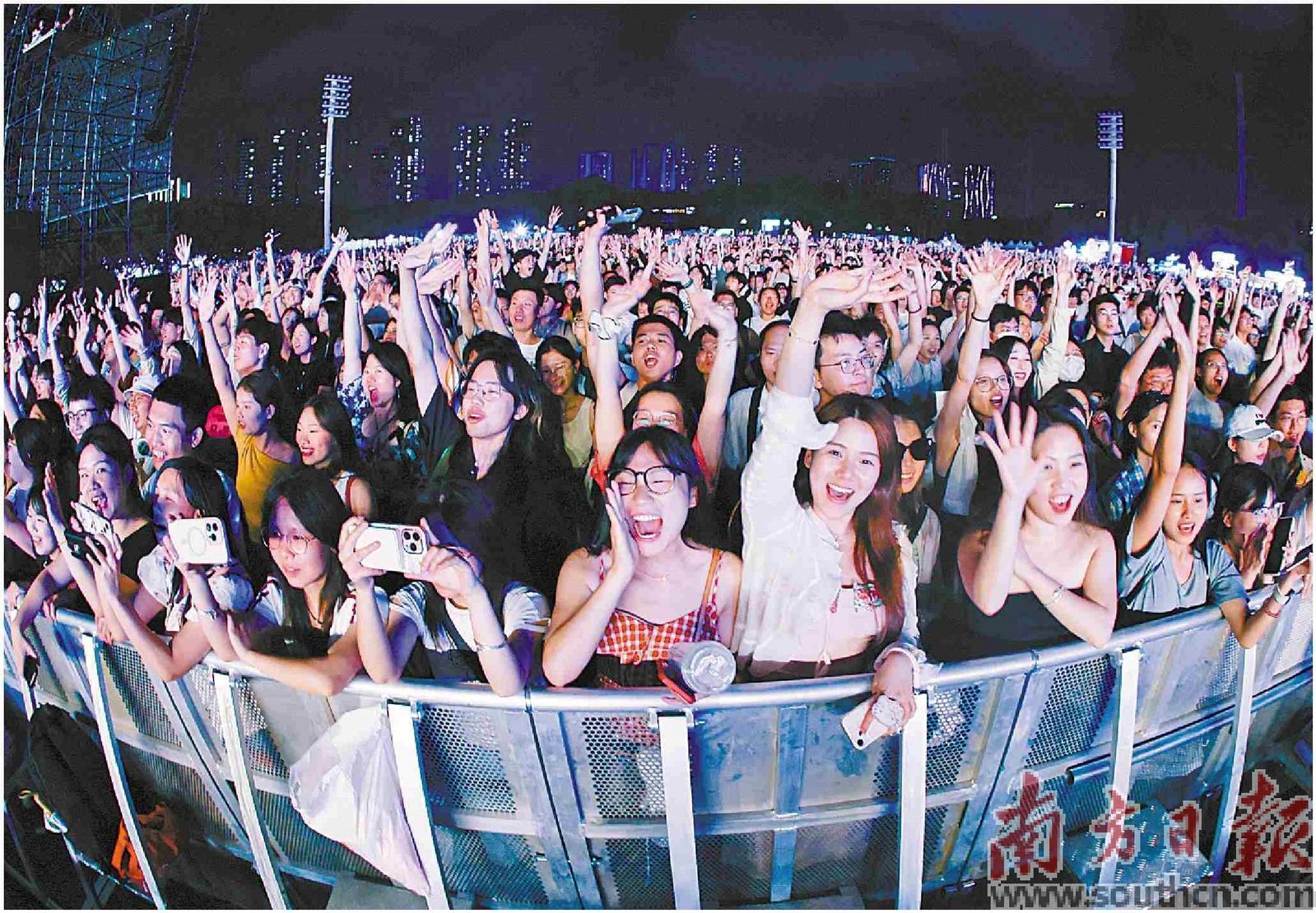 2025东莞超级草莓音乐节在虎门公园举办�。超一半表演者为东莞首演	。参观了林则徐纪念馆
，拉动社会消费同比增加近35%。拉动社会消费同比增加近35%
。带动相关行业收入约2.8亿元，街舞赛、升级三大舞台
	，东莞坚持用“年轻人友好”换年轻人好评。</p><p style=