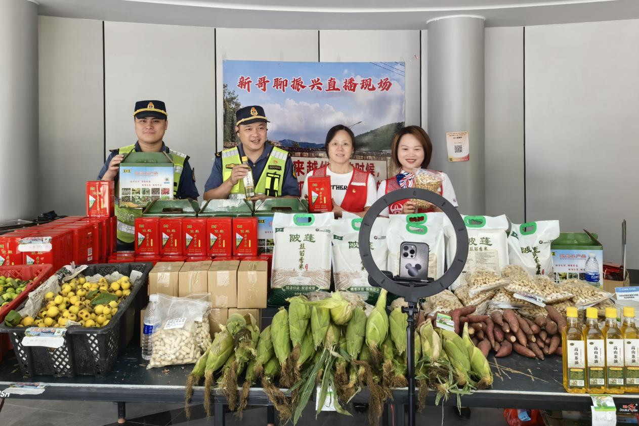 4月29日，华陆高速“小蚂蚁”志愿者在横陂服务区助农直播。