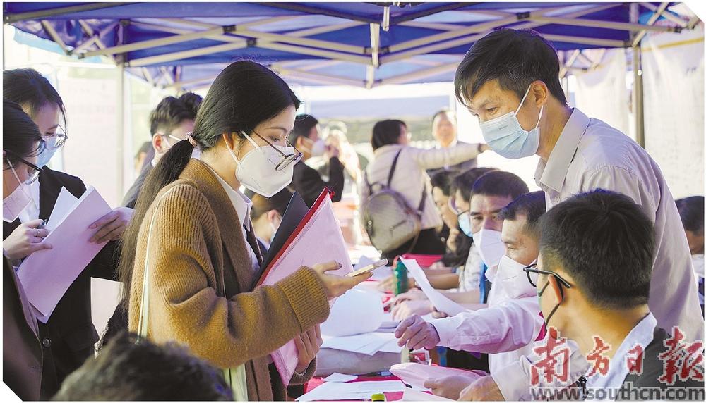 2月18日,在供需见面活动现场,毕业生与用人单位面对面沟通。南方日报记者 张冠军 摄