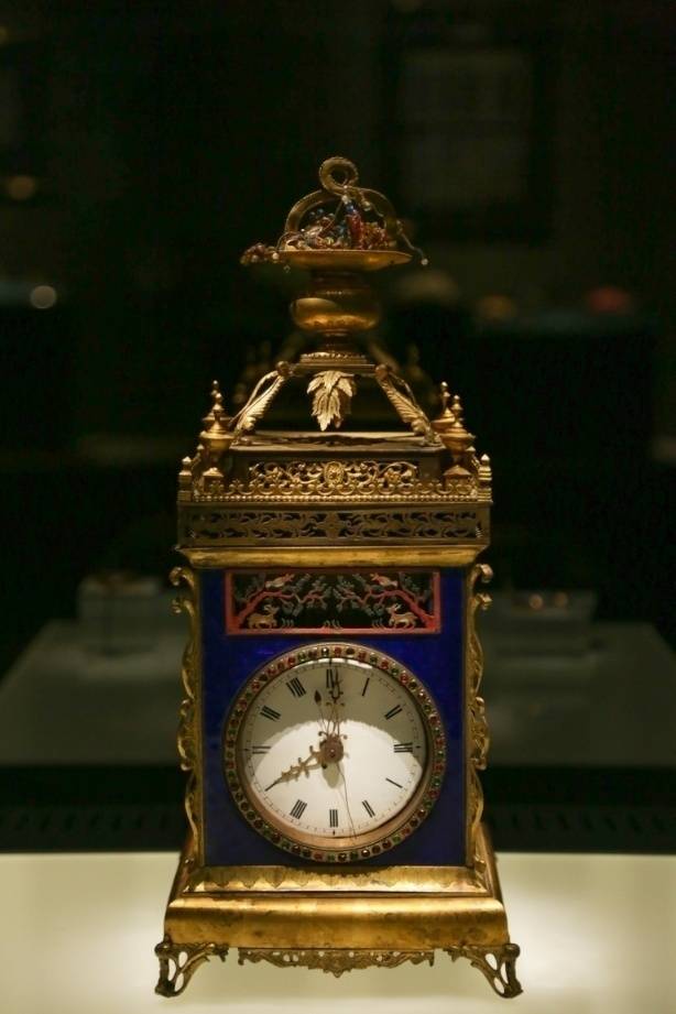 清铜胎鎏金透明珐琅花蓝座钟。广东省博物馆供图