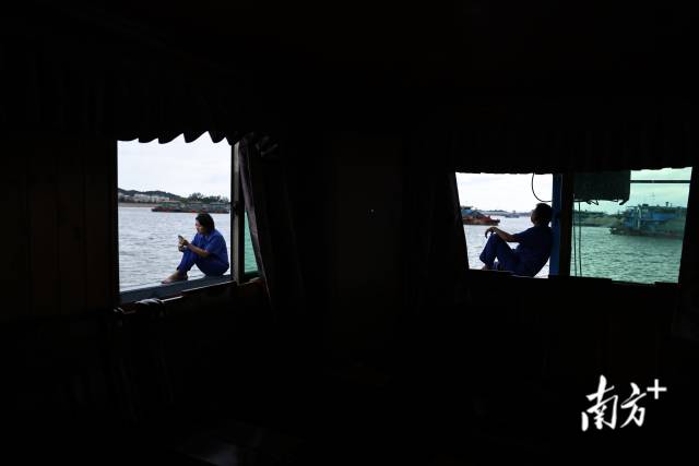 等待通航的日子里，船员在用手机与家人视频聊天。