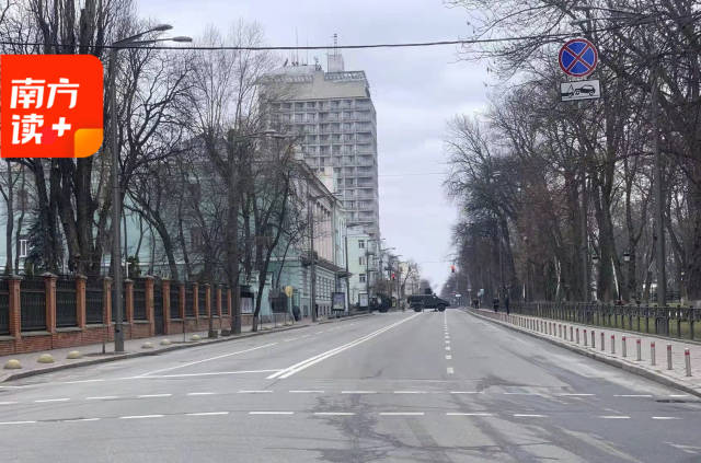 这是2月25日在乌克兰基辅拍摄的空荡荡的街头。 新华社记者 鲁金博 摄