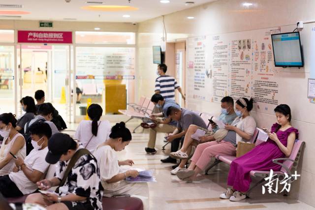 广州医科大学附属妇女儿童医疗中心产科候诊区。