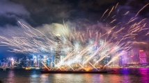 香港“五一”首绽海上烟火表演，预计将迎百万游客