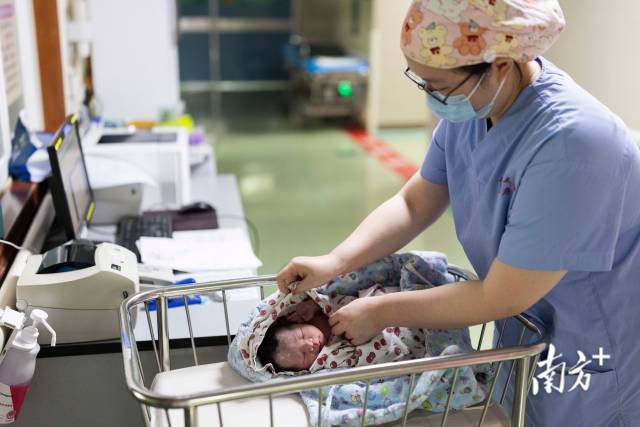 在广医三院产房，一名新生儿诞生。