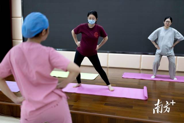 广医三院助产士带领孕妇做孕期舞蹈。