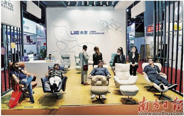 家具展区内，境外采购商们在躺椅上试坐休息。
