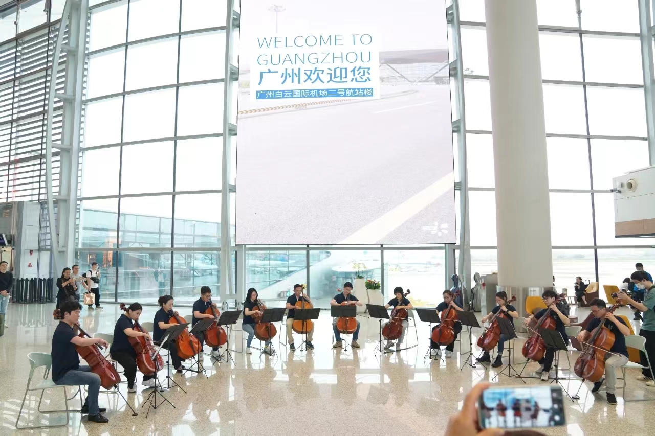 “非凡大提琴”重奏组在T2航站楼音乐快闪。
