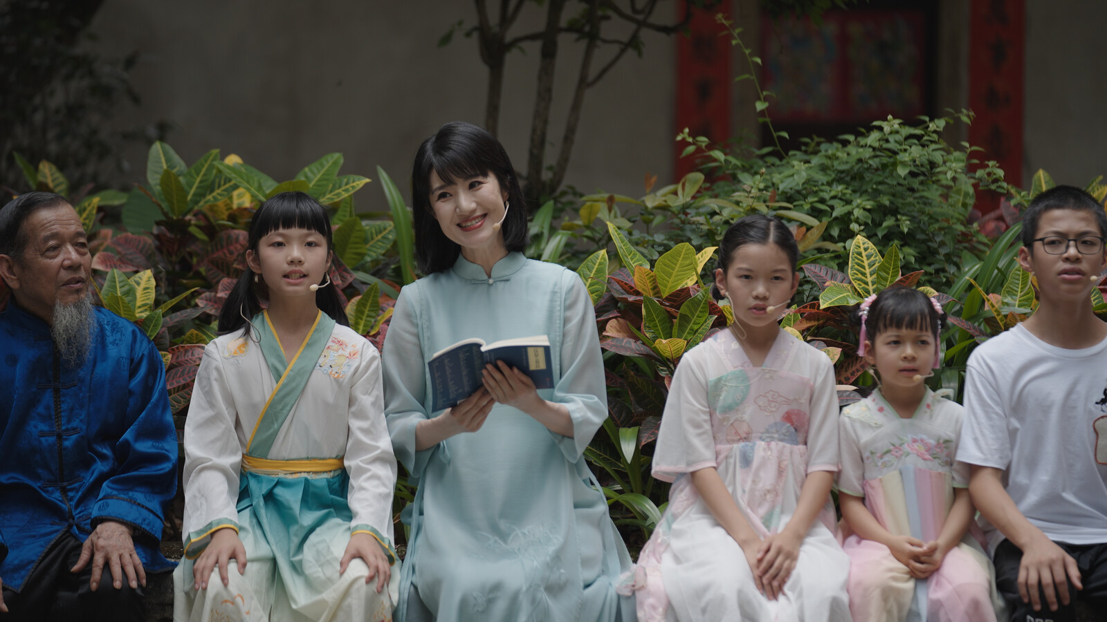 Over 10 mn people tune in to CCTV for "My Life in Books"