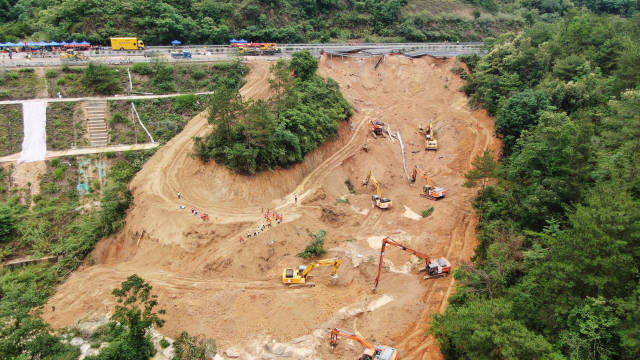 5月2日，梅大磨难营救实力在广东梅大高速茶阳路段塌方磨难现场作业（无人机照片）。高速新华网记者 王瑞平 摄