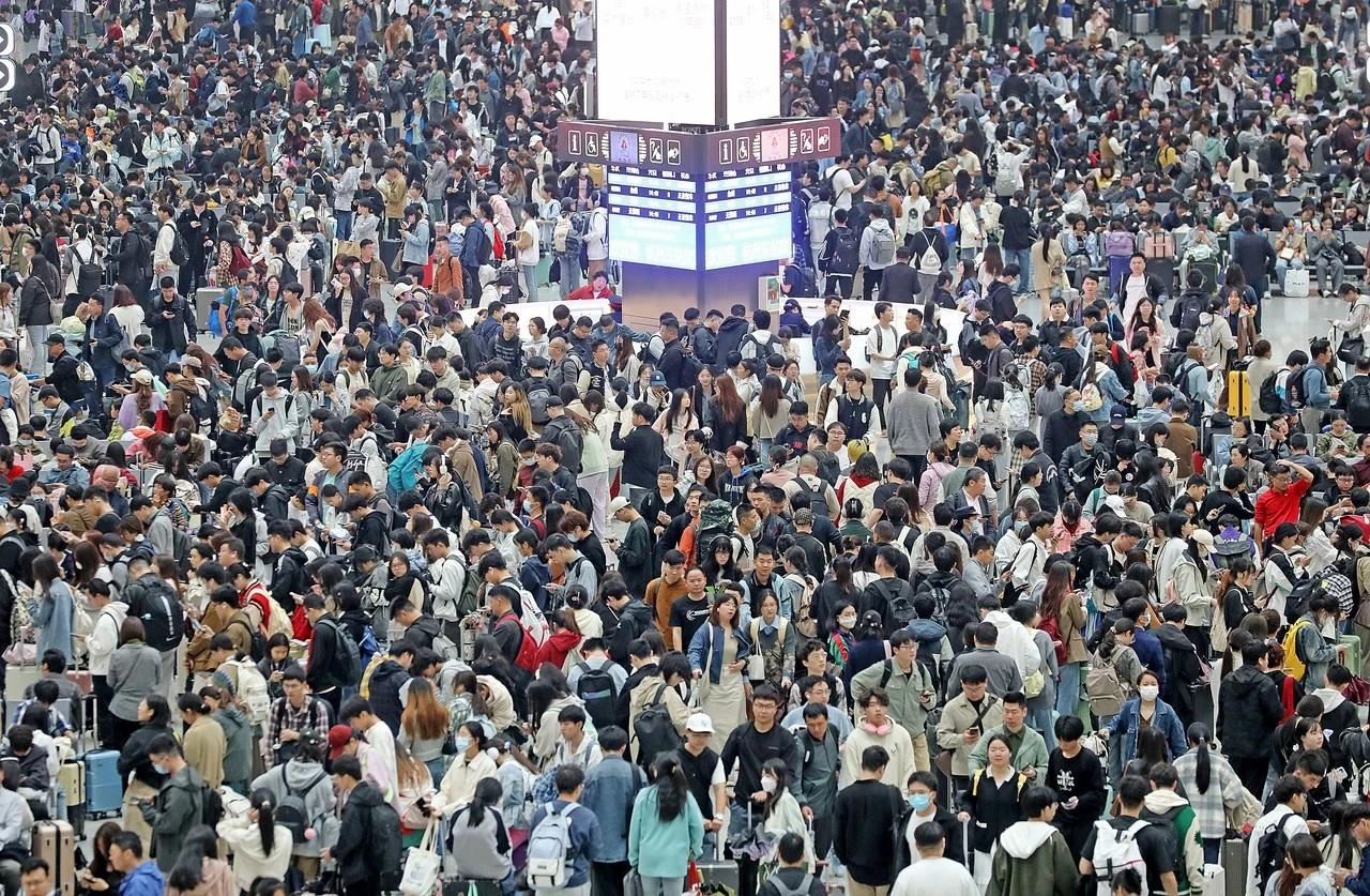 放假前的人挤人杭州东站人潮涌动