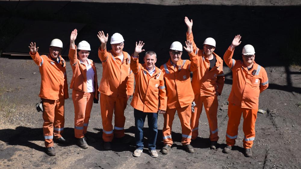 弗拉丹·米哈伊洛维奇（左四）与工友们在斯梅戴雷沃钢厂。