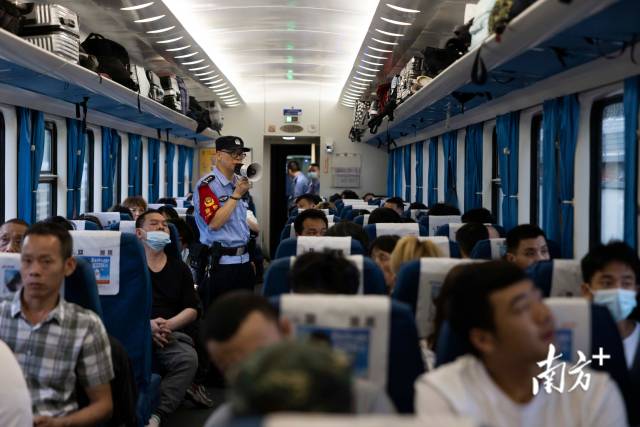 列车行驶过程中，叶国伟逐个车厢进行安全宣讲。