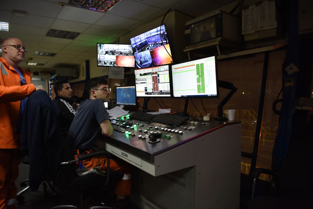 技术人员在斯梅戴雷沃钢厂控制室里监控生产过程。