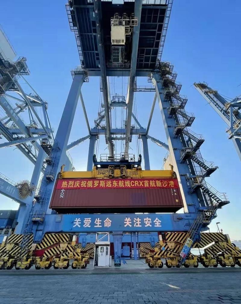 俄罗斯远东航线首航船“辉发”轮成功靠泊广州港新沙港区。（摄影：罗翠萍）