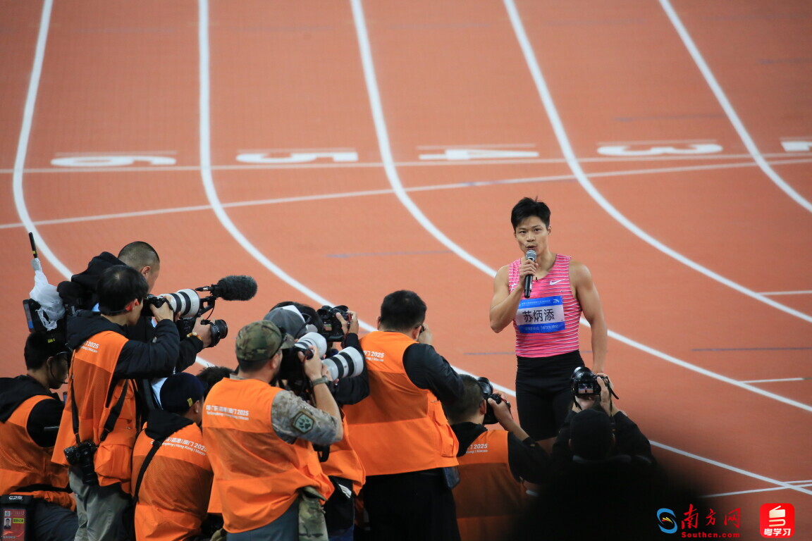 十五运会田径男子4×100米接力决赛结束后，苏炳添在现场与大家告别。摄影 南方网、粤学习记者 刘竞宇