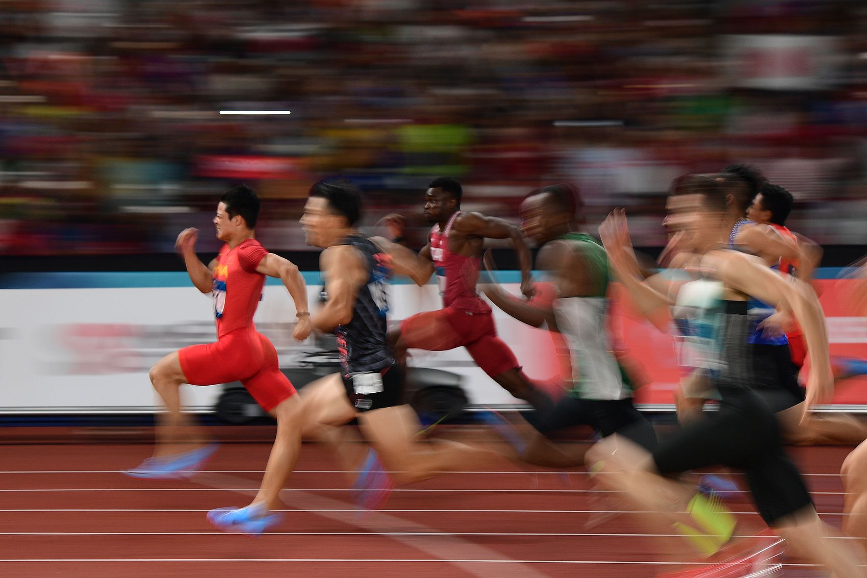 当地时间2018年8月27日,印度尼西亚雅加达,2018雅加达亚运会田径男子100米决赛,苏炳添(左)在比赛中。(图 视觉中国)