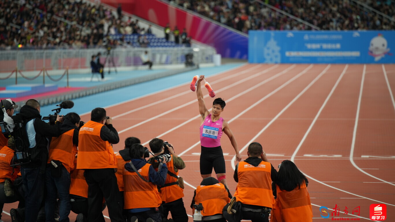 赛后，苏炳添在现场面向现场观众和媒体记者“挂靴”。摄影 南方网、粤学习记者 张琪达