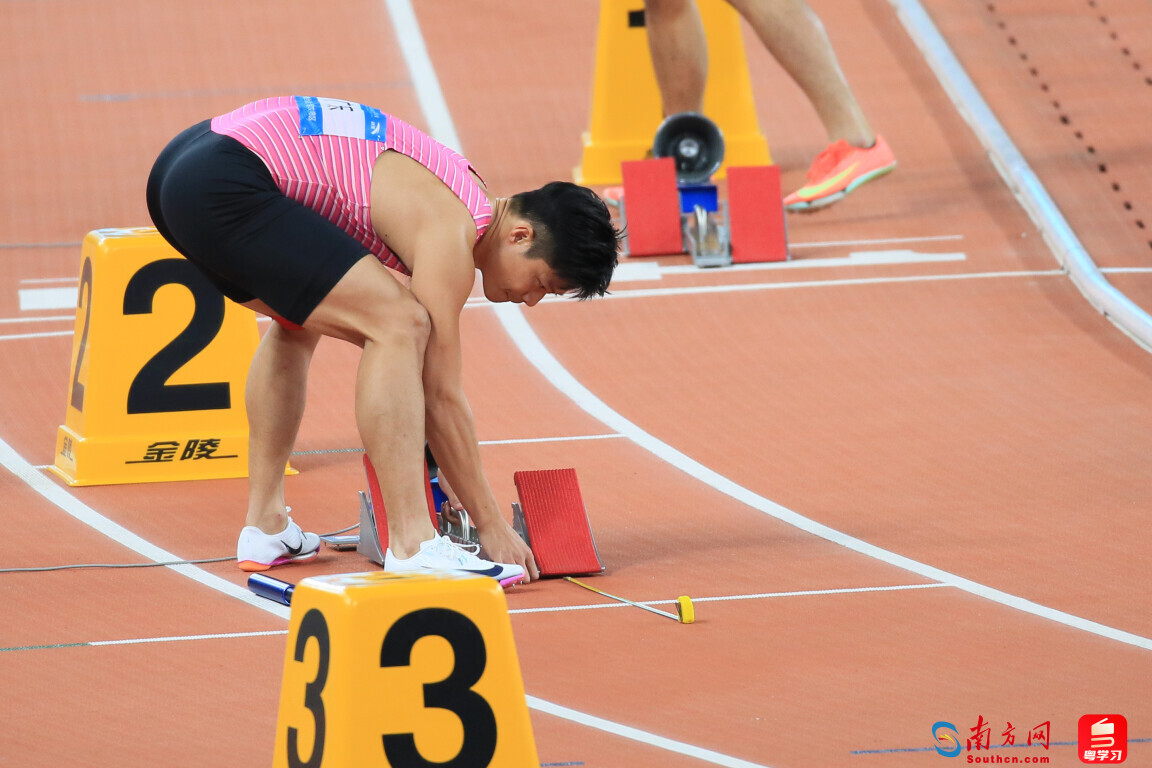 十五运会田径男子4×100米接力决赛，苏炳添在起跑前专门拿卷尺测量起跑器的位置。摄影 南方网、粤学习记者 刘竞宇