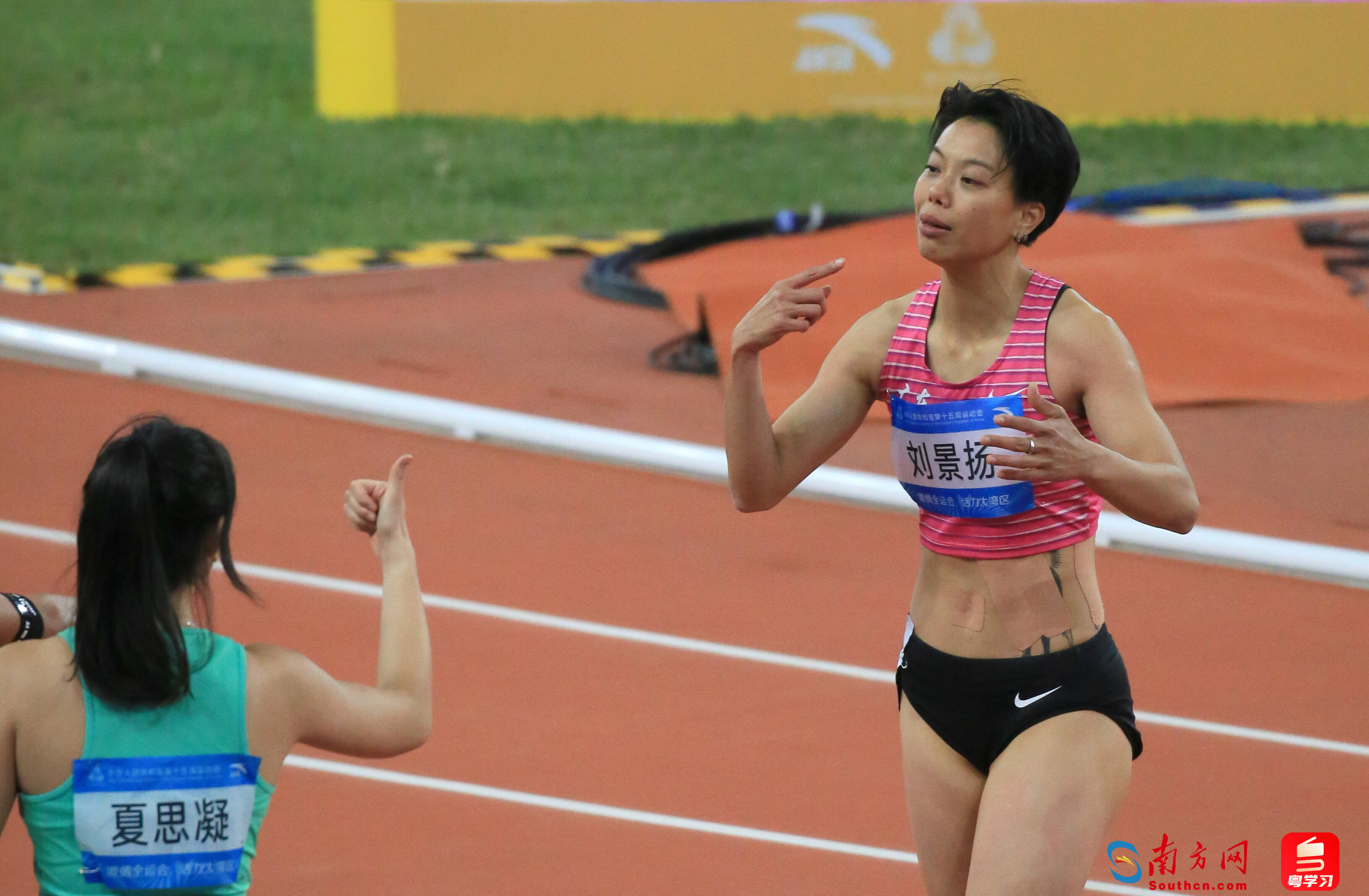 女子100米栏决赛，广东队刘景扬力压吴艳妮夺冠。南方网、粤学习记者 刘竞宇 摄