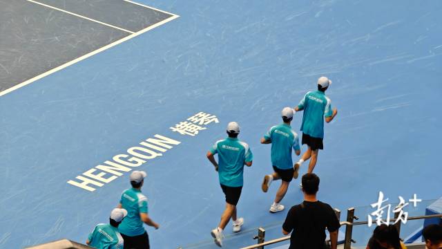 志愿者忙碌的身影。 志愿者忙碌的身影。