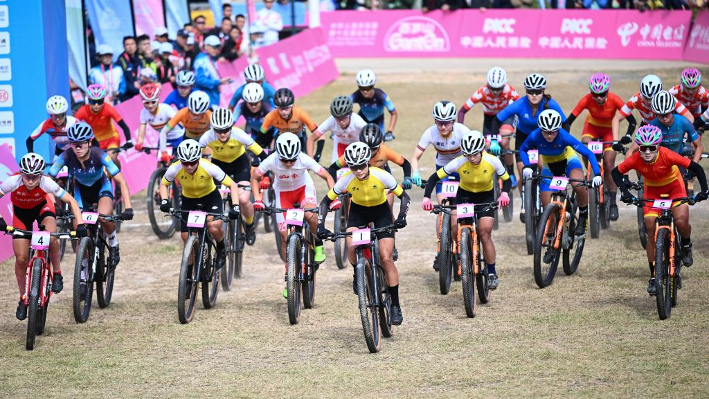 Wei Qianqian of Jiangsu wins women's cross-country of cycling mountain bike at National Games