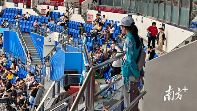 志愿者在赛场维持秩序。 志愿者在赛场维持秩序。