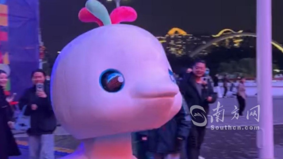 “喜洋洋”忙着下班一路小跑，差点撞到路人后连忙鞠躬道歉