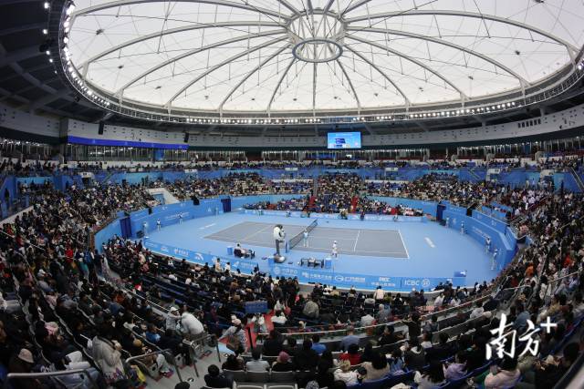 决赛当日,横琴国际网球中心吸引了众多观众入场观看。 决赛当日,横琴国际网球中心吸引了众多观众入场观看。