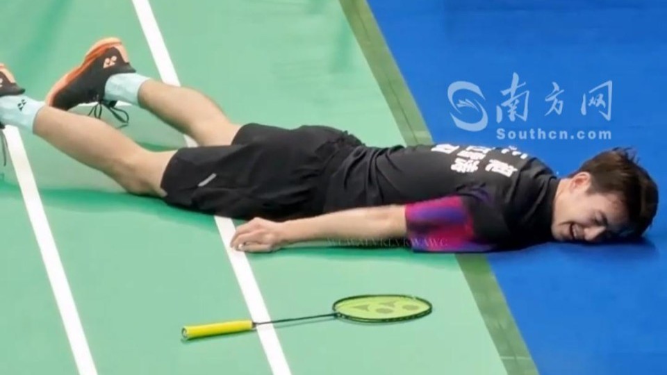 十五运会羽毛球男双半决赛，王昶“鱼跃救球”，一整个扑倒在地